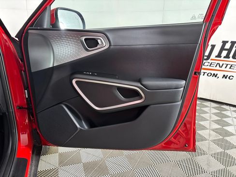 Used 2025 Kia Soul LX w/ LX Technology Package FWD image 28