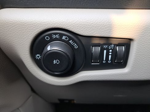 Used 2024 Chrysler Pacifica Limited FWD image 27