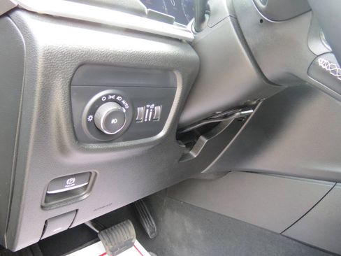 Used 2025 Jeep Grand Cherokee Limited w/ Trailer Tow Package AWD/4WD image 9