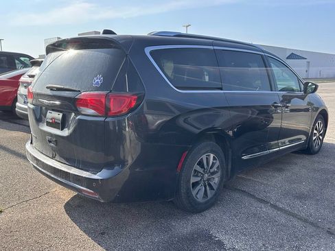 Used 2020 Chrysler Pacifica Touring-L Plus FWD image 4