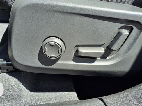 Used 2023 Volvo XC40 B5 Plus w/ Protection Package Premier image 17