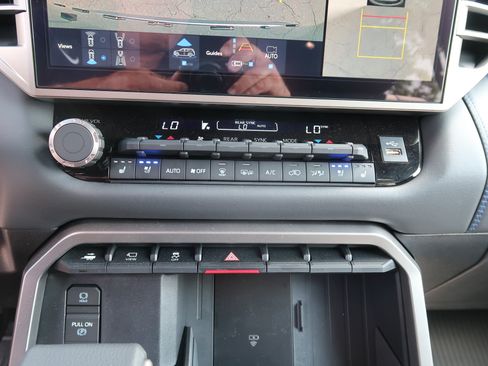 Used 2026 Toyota Sequoia Platinum AWD/4WD image 31