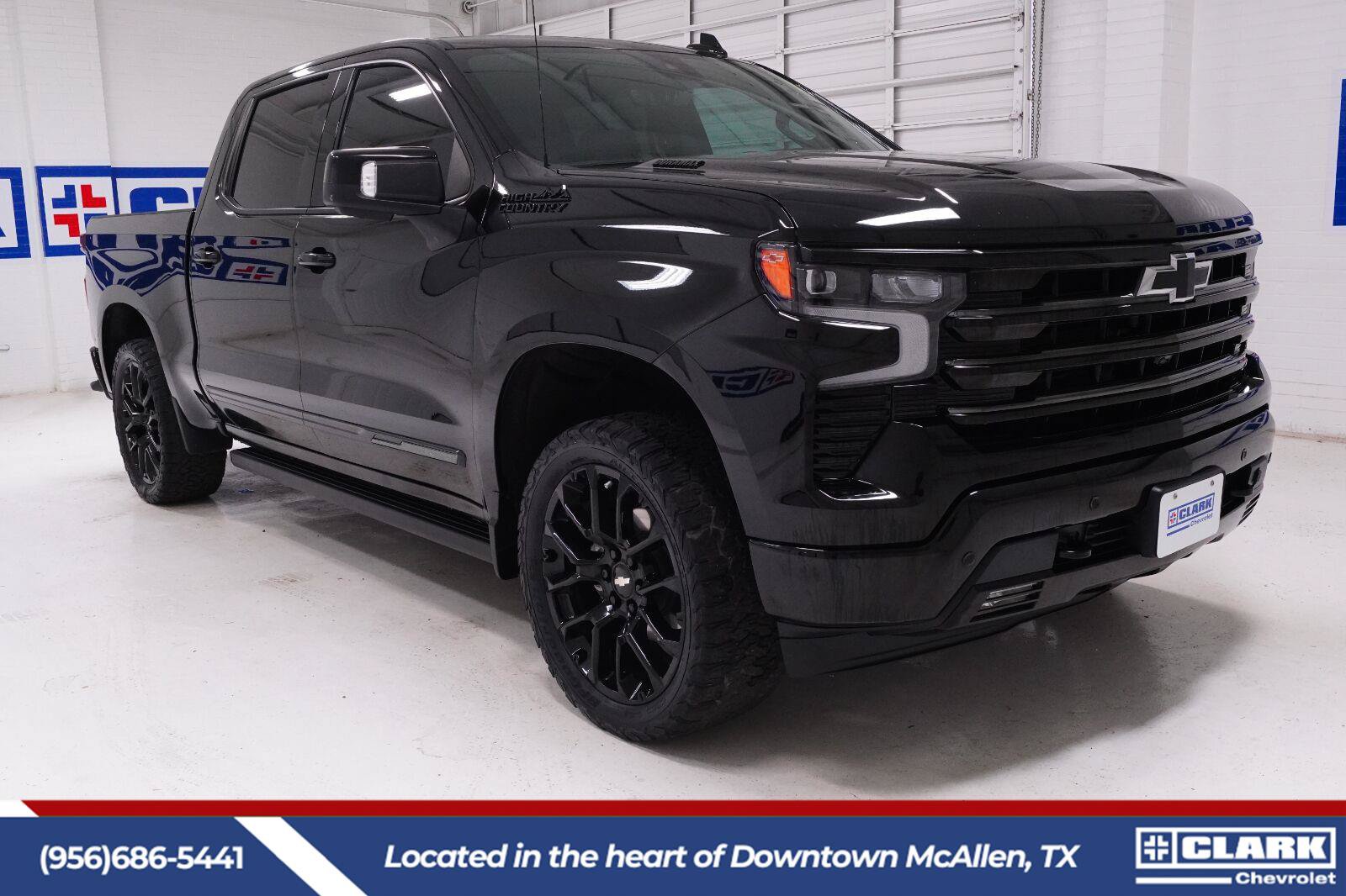 Used 2025 Chevrolet Silverado 1500 High Country w/ High Country Premium Package AWD/4WD image 3