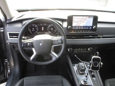 Used 2023 Mitsubishi Outlander SE image 10