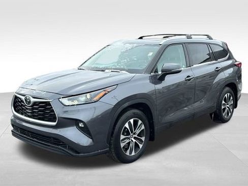 Used 2022 Toyota Highlander XLE image 2