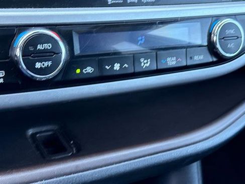 Used 2017 Toyota Highlander XLE AWD/4WD image 23