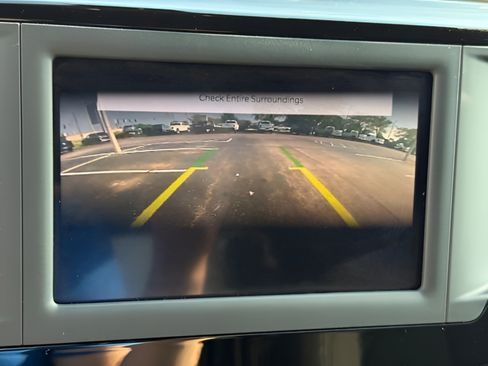 Used 2022 Chrysler Voyager LX FWD image 23