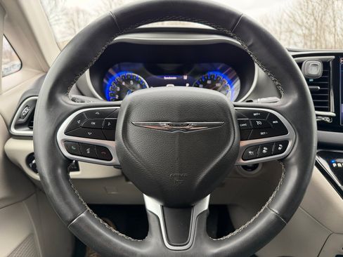 Used 2022 Chrysler Pacifica Touring-L image 9