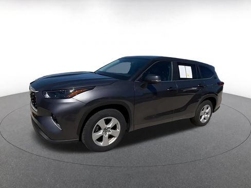 Used 2025 Toyota Highlander LE FWD image 8