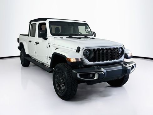 Used 2024 Jeep Gladiator Sport AWD/4WD image 3