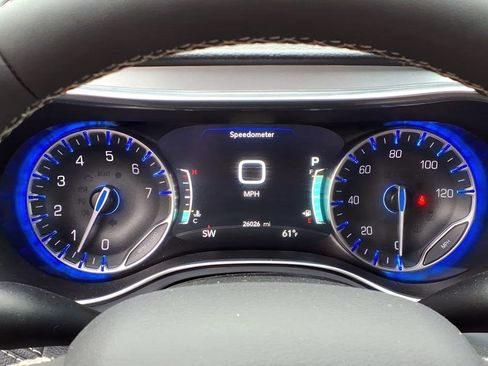 Used 2025 Chrysler Pacifica Limited FWD image 25