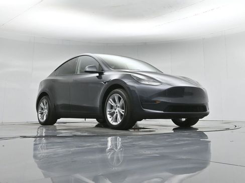 Used 2024 Tesla Model Y Long Range image 43