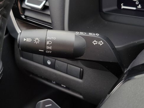 Used 2025 Nissan Rogue Platinum image 32