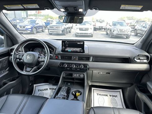 Used 2025 Honda Pilot TrailSport image 10