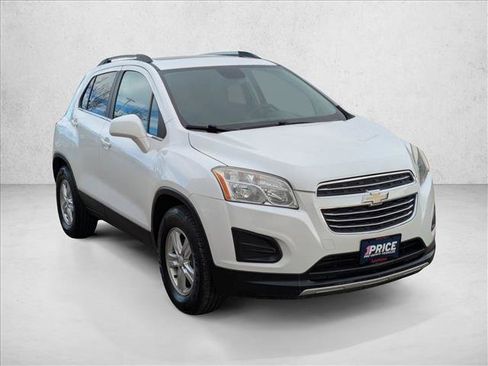 Used 2016 Chevrolet Trax LT w/ LT Sun and Sound Package image 3