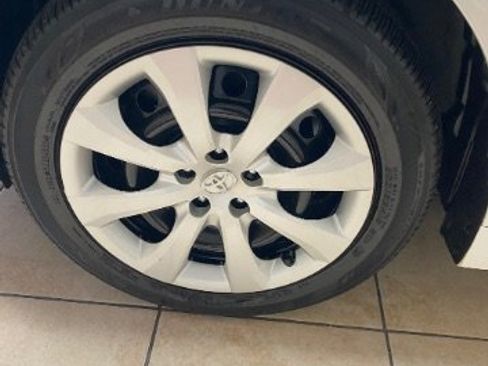 Used 2021 Toyota Corolla LE image 31