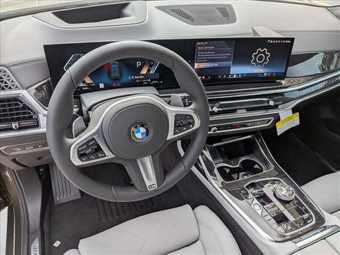 Used 2026 BMW X7 xDrive40i w/ M Sport Package AWD/4WD image 9