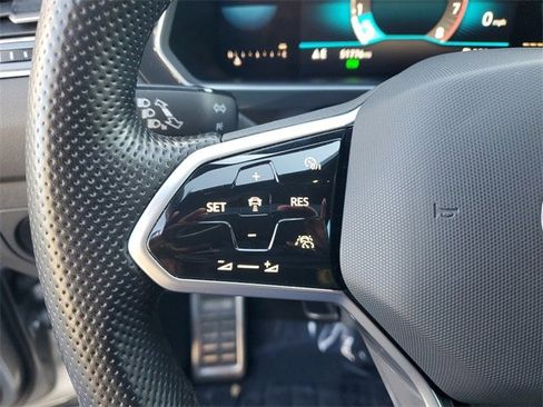 Certified 2022 Volkswagen Tiguan SE R-Line image 22