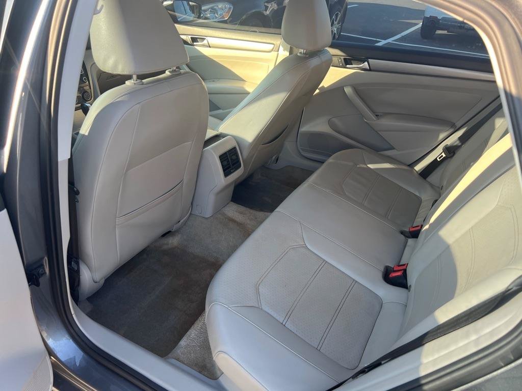 Used 2015 Volkswagen Passat TDI SE FWD image 12
