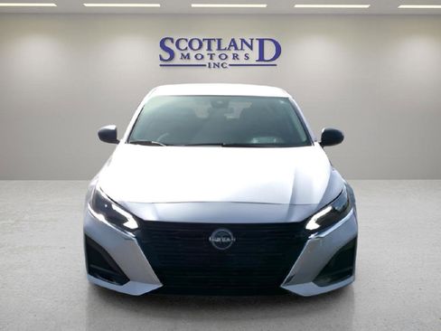 Used 2025 Nissan Altima 2.5 SV FWD image 3