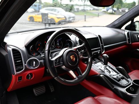 Used 2016 Porsche Cayenne Turbo S AWD/4WD image 16