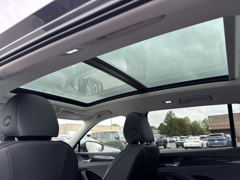 New 2025 Volkswagen Tiguan SE image 24