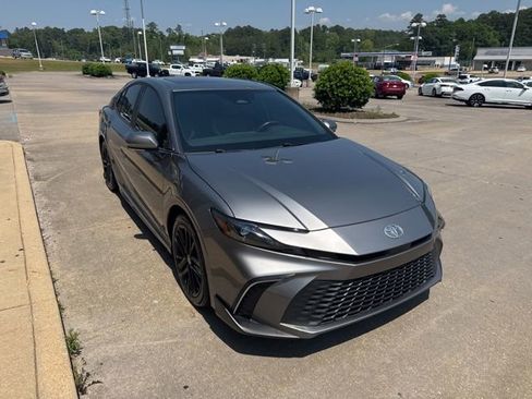 Used 2025 Toyota Camry SE w/ Convenience Package FWD image 4