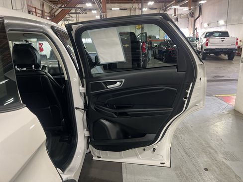 Used 2017 Ford Edge Titanium w/ Technology Package AWD/4WD image 24