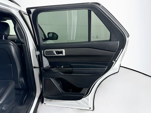 Used 2020 Ford Explorer XLT image 32