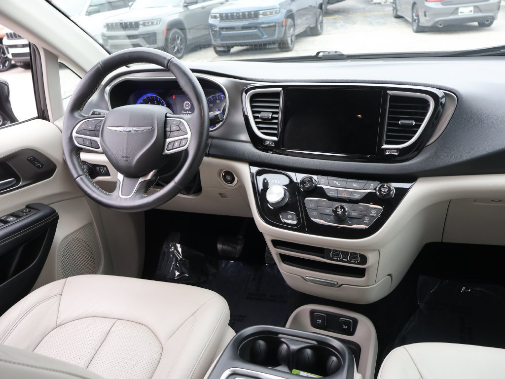 Used 2021 Chrysler Pacifica Touring-L FWD image 12