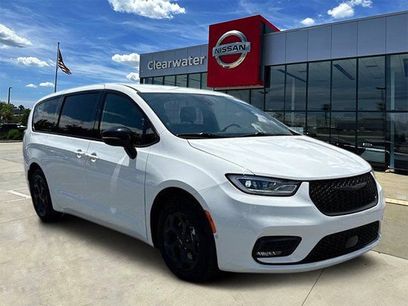 Used 2024 Chrysler Pacifica Limited