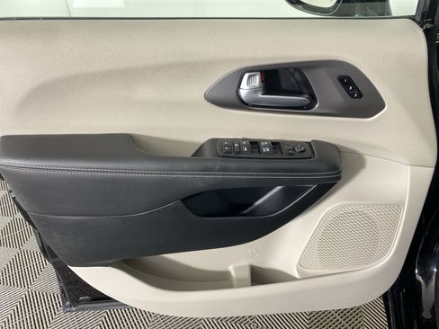 Used 2024 Chrysler Pacifica Touring-L image 13