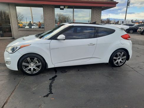 Used 2012 Hyundai Veloster w/ Style Pkg image 2