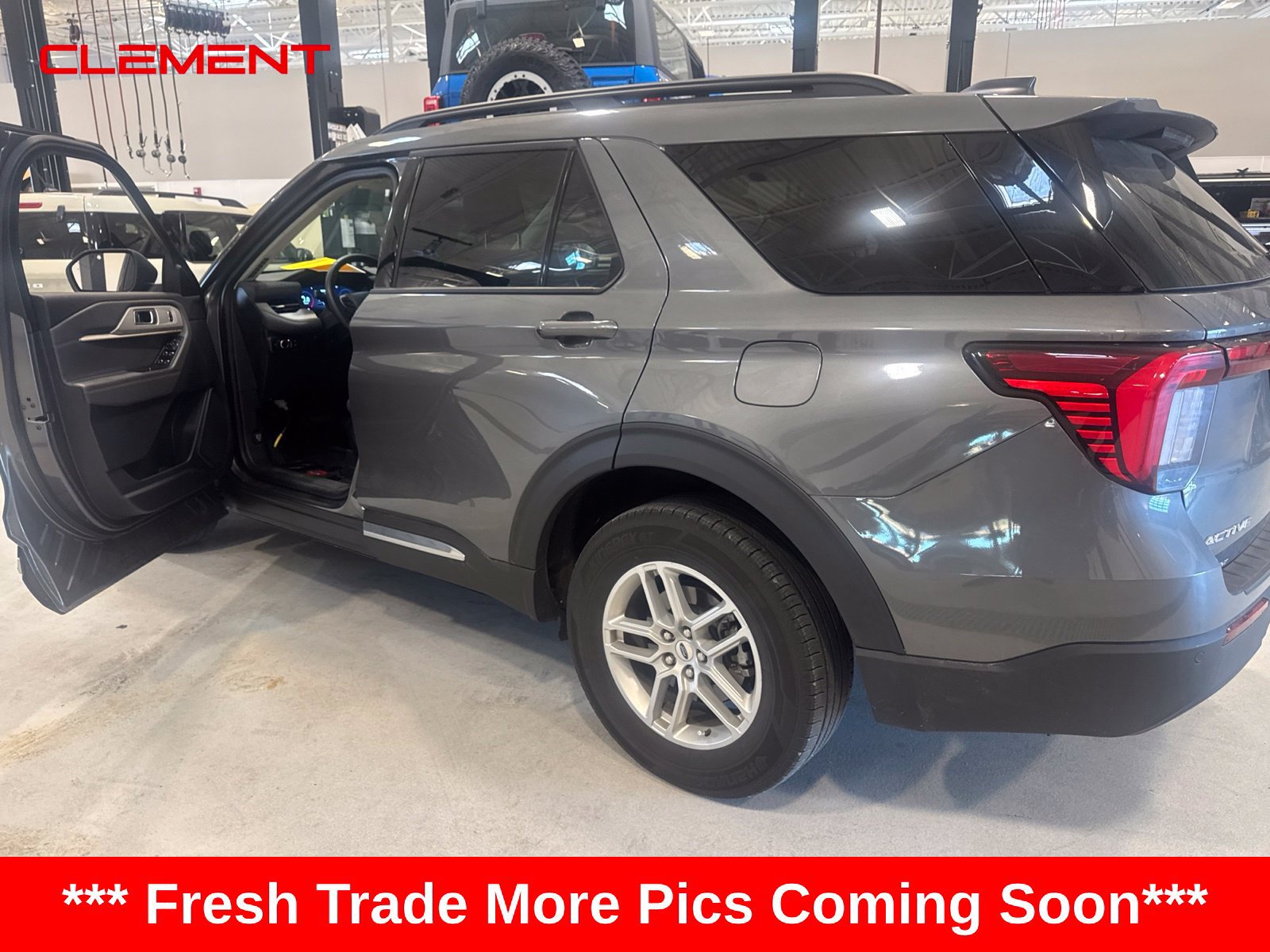 Used 2025 Ford Explorer Active AWD/4WD image 5