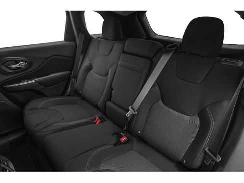 Used 2019 Jeep Cherokee Latitude Plus w/ Comfort/Convenience Group AWD/4WD image 8