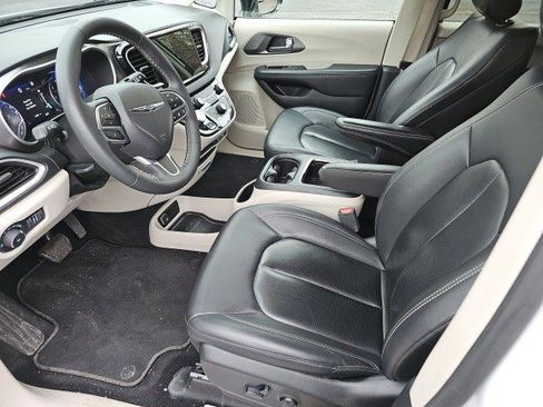 Used 2024 Chrysler Pacifica Touring-L image 19