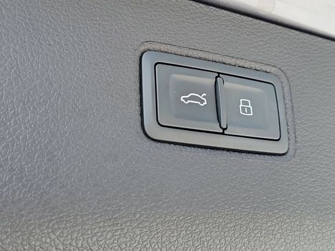 Used 2021 Bentley Bentayga AWD/4WD image 12