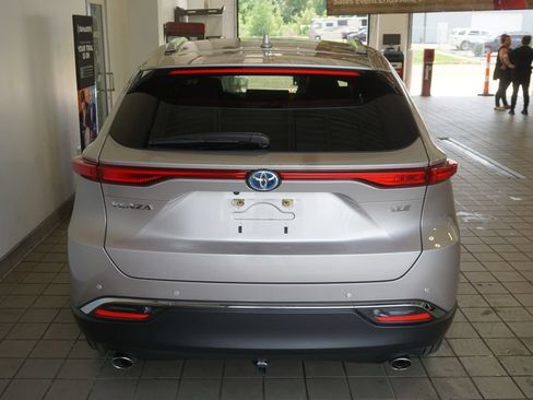 Certified 2024 Toyota Venza XLE AWD/4WD image 16