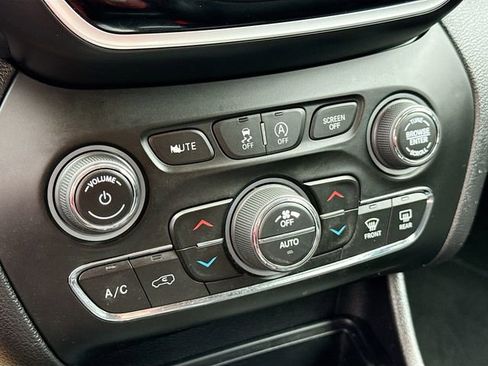 Used 2020 Jeep Cherokee Limited image 16