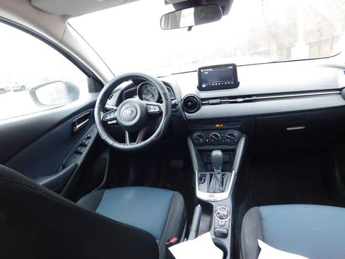Used 2020 Toyota Yaris L image 3
