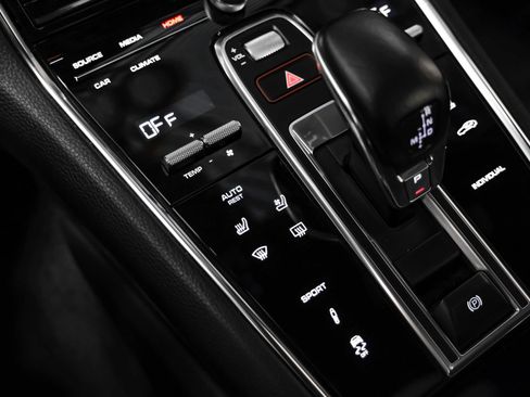 Used 2021 Porsche Panamera image 21