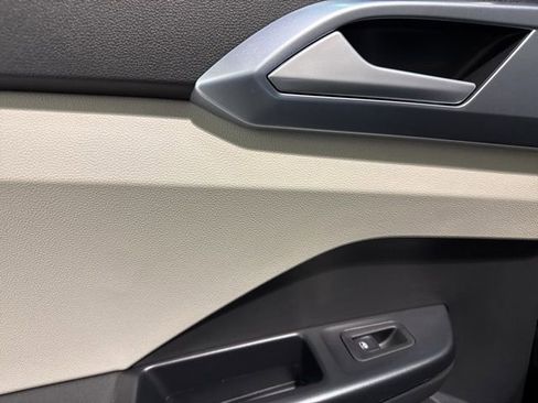 Certified 2025 Volkswagen Taos SE w/ Panoramic Sunroof Package image 28