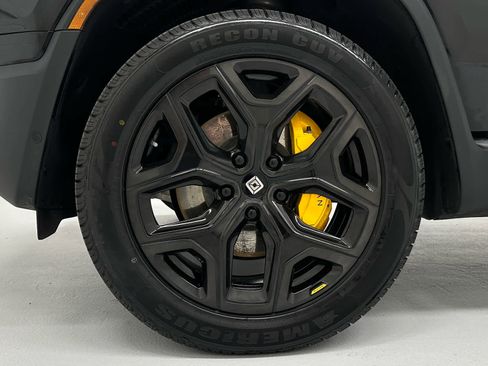 Used 2025 Rivian R1T Premium image 9