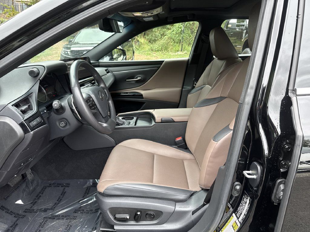 Used 2025 Lexus ES 300h w/ Premium Package FWD image 13