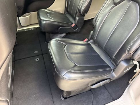 Certified 2023 Chrysler Pacifica Touring-L FWD image 11