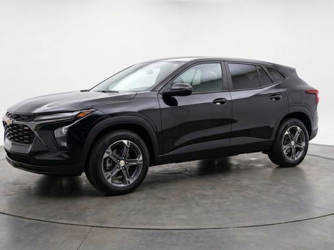 Used 2025 Chevrolet Blazer LT FWD image 3
