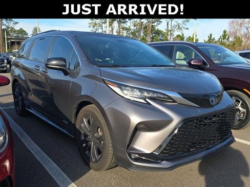 Used 2021 Toyota Sienna XSE image 3