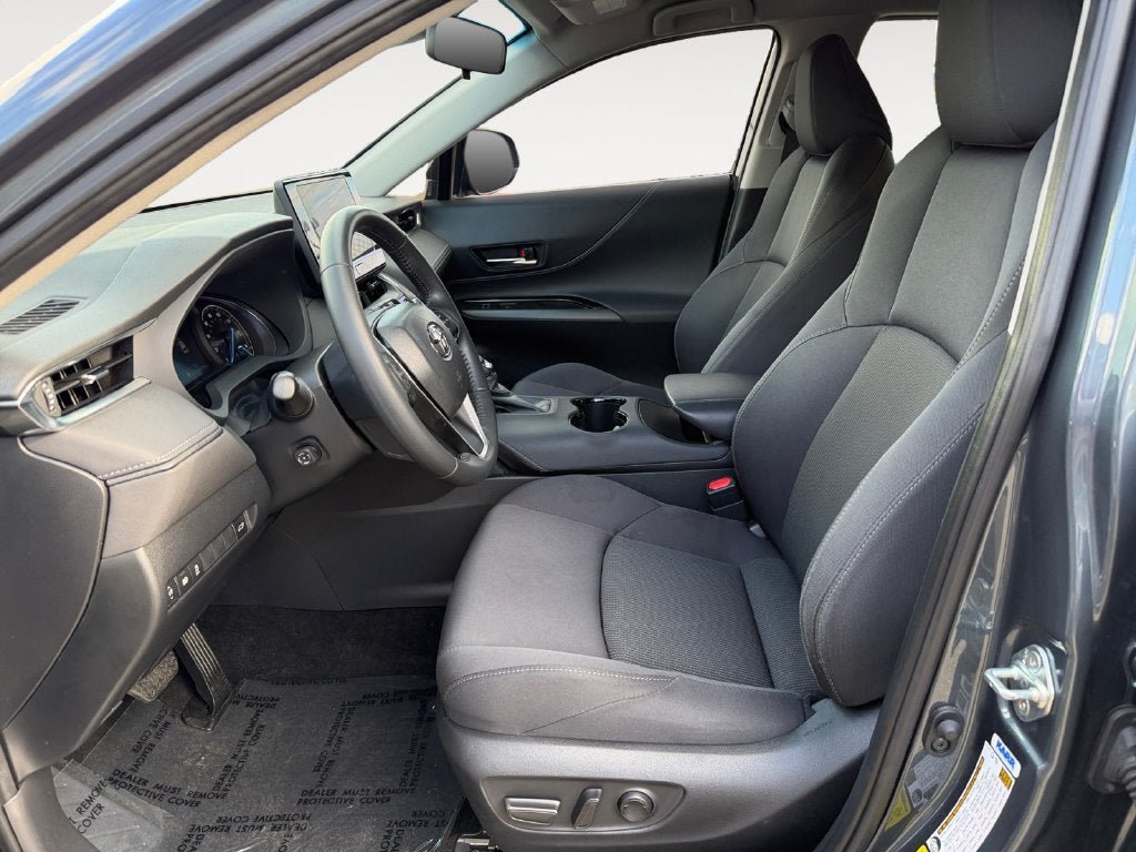 Used 2024 Toyota Venza LE AWD/4WD image 6