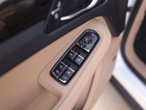 Used 2025 Porsche Macan image 31