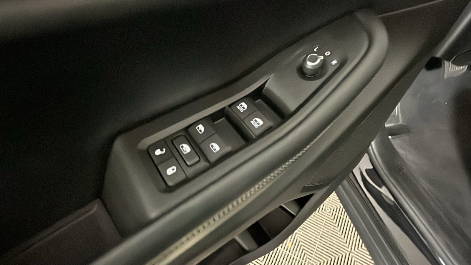 Used 2023 Jeep Grand Cherokee L Laredo AWD/4WD image 13
